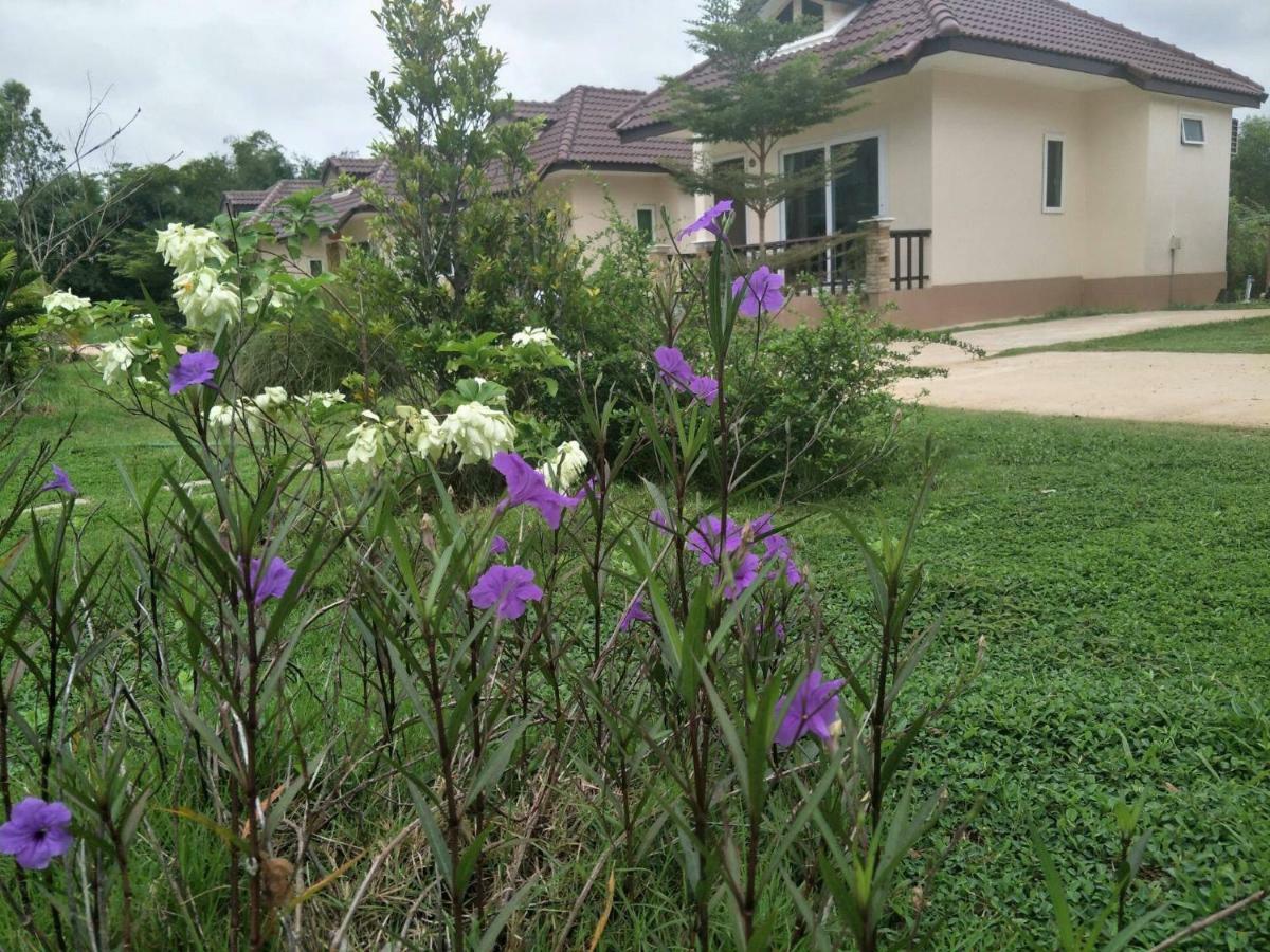 Suwi Coco Ville Resort Ubon Ratchathani Buitenkant foto